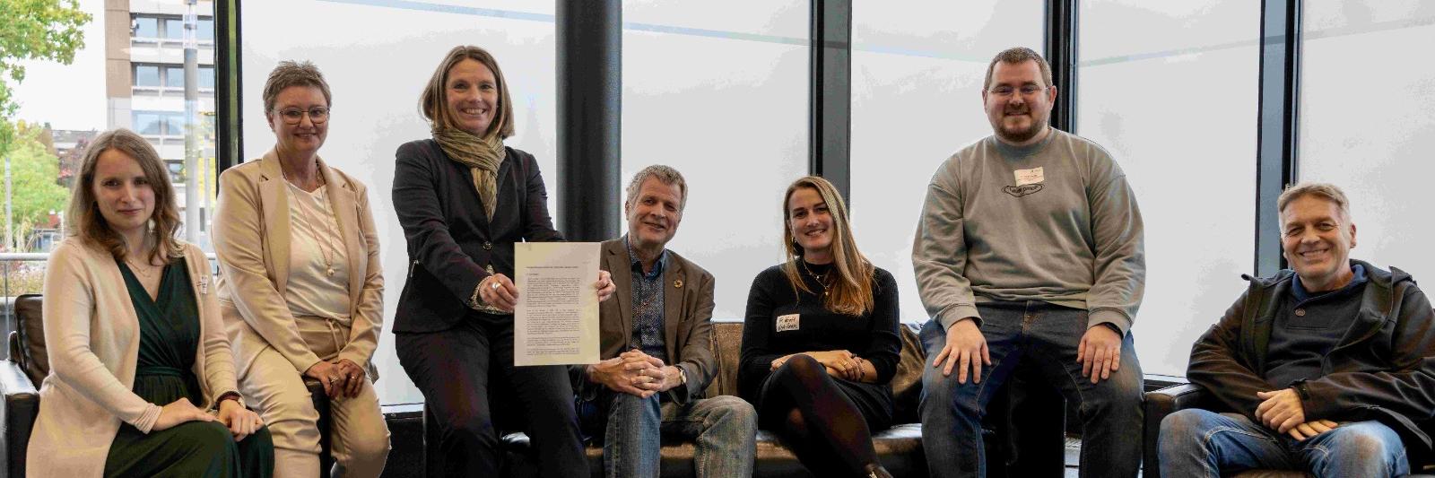 Carolina Nawroth Sachgebietsleitung städt. Trogatas (ganz links), Petra Herrmann (stellvertretend für die Troisdorfer Schulleitungen, Schulleitung Asselbachschule), Tanja Gaspers (erste Beigeordnete Dezernat IV) Rainer Braun-Paffhausen (Geschäftsführer KJA Bonn), Francesca Knott (Regionalleitung Troisdorf KJA Bonn), Dominik Quigg (Fachbereichsleitung Jugendhilfe und Schule Hotti e.V.) und Jörg Kourkoulos (Geschäftsführer Hotti e.V.).