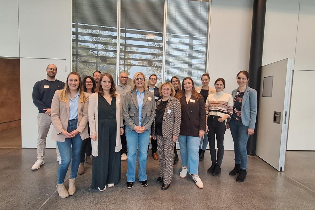 Carolina Nawroth Sachgebietsleitung städt. Trogatas (ganz links), Petra Herrmann (stellvertretend für die Troisdorfer Schulleitungen, Schulleitung Asselbachschule), Tanja Gaspers (erste Beigeordnete Dezernat IV) Rainer Braun-Paffhausen (Geschäftsführer KJA Bonn), Francesca Knott (Regionalleitung Troisdorf KJA Bonn), Dominik Quigg (Fachbereichsleitung Jugendhilfe und Schule Hotti e.V.) und Jörg Kourkoulos (Geschäftsführer Hotti e.V.).