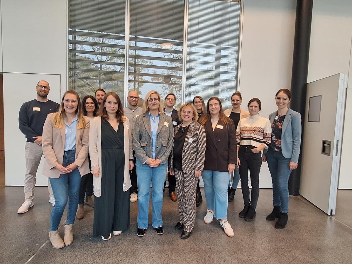 Carolina Nawroth Sachgebietsleitung städt. Trogatas (ganz links), Petra Herrmann (stellvertretend für die Troisdorfer Schulleitungen, Schulleitung Asselbachschule), Tanja Gaspers (erste Beigeordnete Dezernat IV) Rainer Braun-Paffhausen (Geschäftsführer KJA Bonn), Francesca Knott (Regionalleitung Troisdorf KJA Bonn), Dominik Quigg (Fachbereichsleitung Jugendhilfe und Schule Hotti e.V.) und Jörg Kourkoulos (Geschäftsführer Hotti e.V.).