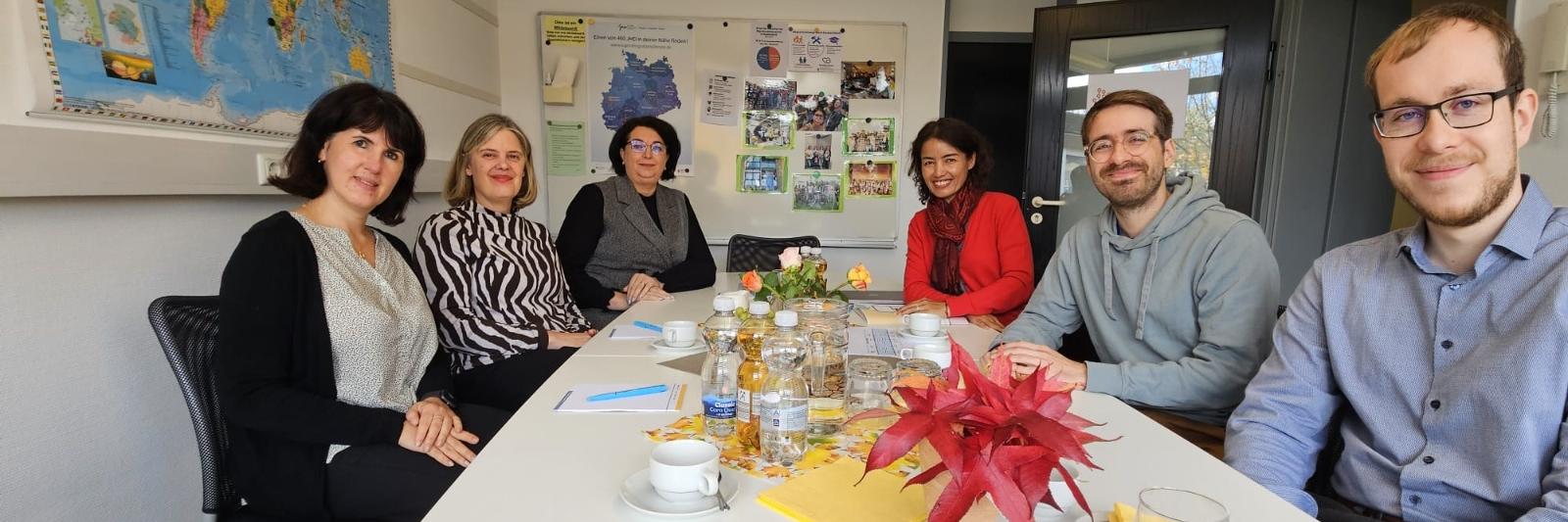 v.l.n.r.: Yana Pavlin (JMD), Kathrin Friedrich (KJA Bonn), Irina Vilver (JMD), Rosalyn Kayah (Landesdirektorin Jesuit Refugee Service Myanmar), Tobias Will (Sprachmittler), Benno Just (Missio Referent im Erzbistum Köln)
