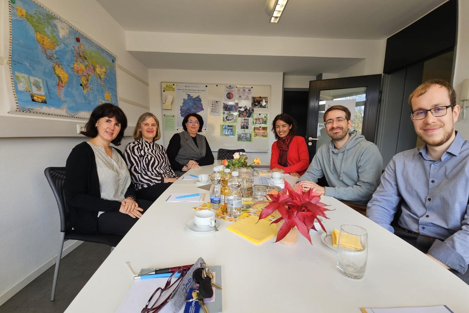 v.l.n.r.: Yana Pavlin (JMD), Kathrin Friedrich (KJA Bonn), Irina Vilver (JMD), Rosalyn Kayah (Landesdirektorin Jesuit Refugee Service Myanmar), Tobias Will (Sprachmittler), Benno Just (Missio Referent im Erzbistum Köln)