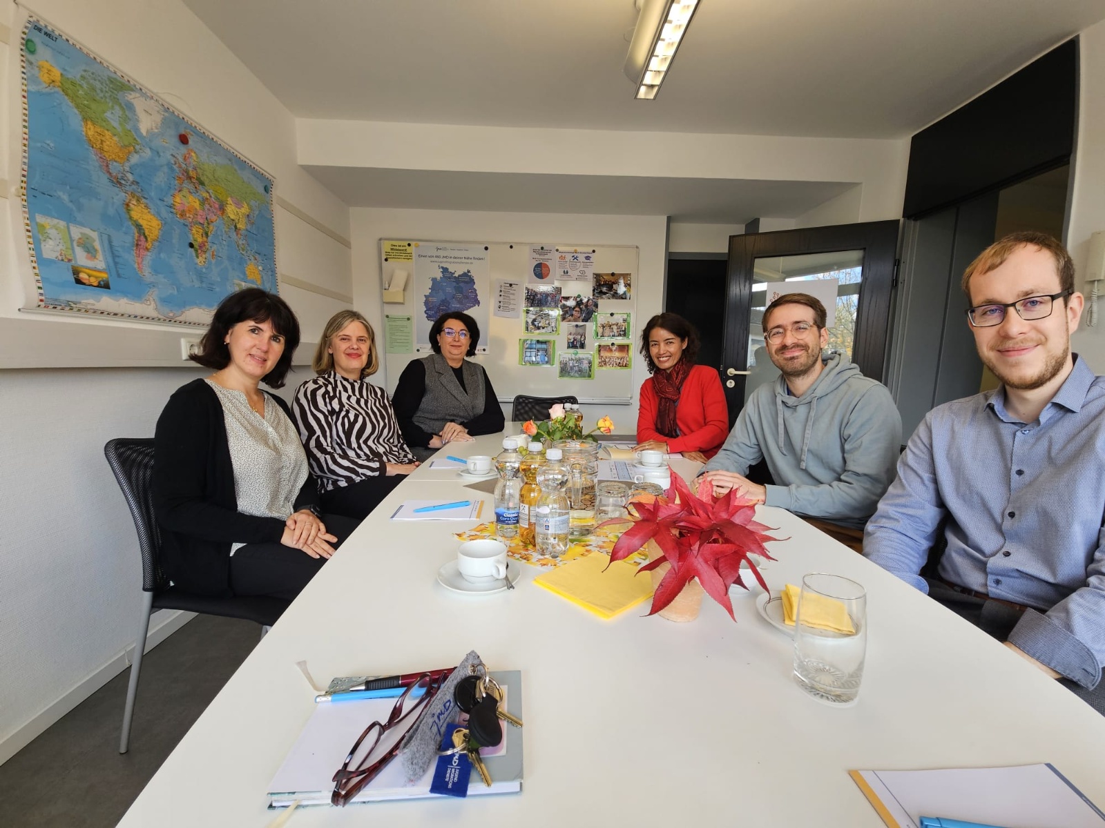 v.l.n.r.: Yana Pavlin (JMD), Kathrin Friedrich (KJA Bonn), Irina Vilver (JMD), Rosalyn Kayah (Landesdirektorin Jesuit Refugee Service Myanmar), Tobias Will (Sprachmittler), Benno Just (Missio Referent im Erzbistum Köln)