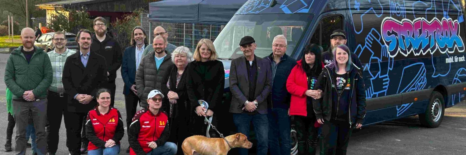 Streetbox Windeck_Übergabe Transporter
