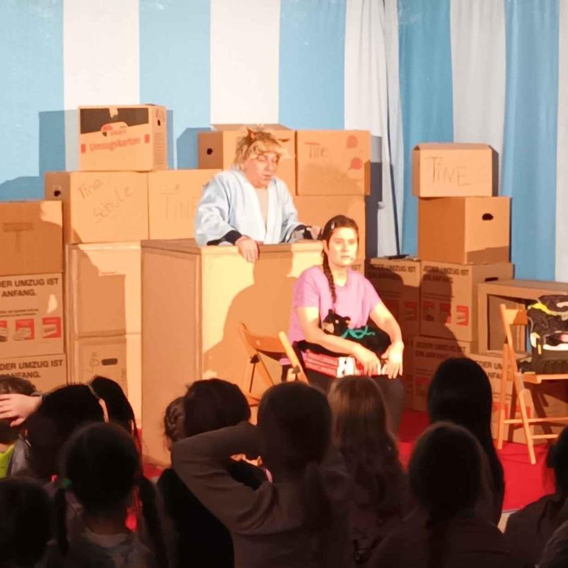 Theaterstueck_Ganz_schoen_bloed_EGS_unterm_Regenbogen (04)