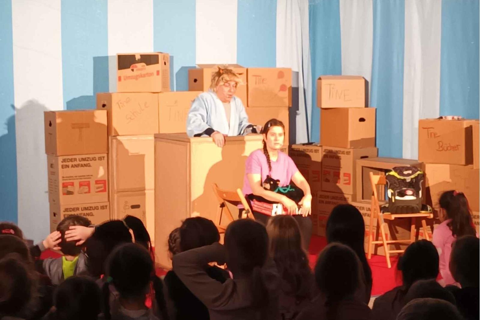 Theaterstueck_Ganz_schoen_bloed_EGS_unterm_Regenbogen (04)