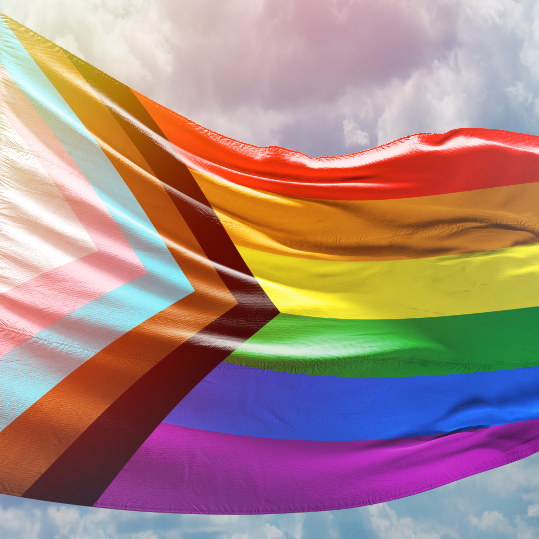 Progress_Pride_Flag_weht_gegen_den_bewölkten_Himmel (c) Ilya Mitskavets